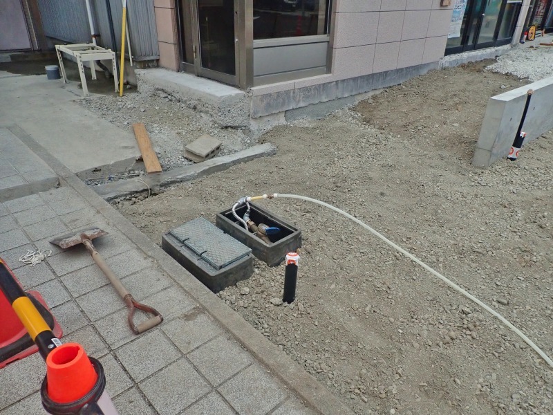 会館の改修工事では日曜も地盤を下げる工事を続けていました_c0336902_20474970.jpg