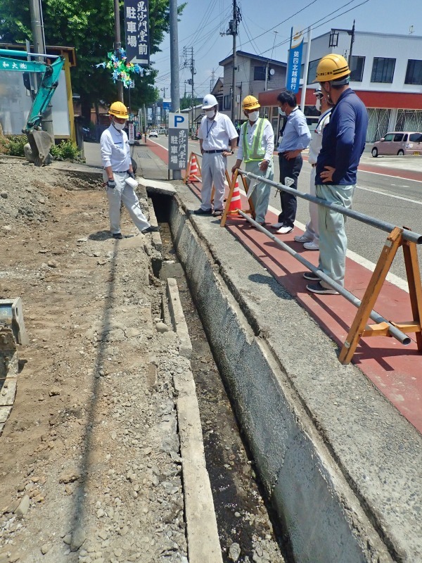 会館前の水路工事 蓋を開けたら大変なことに!_c0336902_21572945.jpg