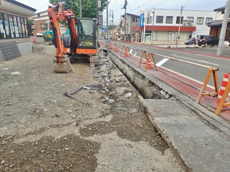 会館前の水路工事 蓋を開けたら大変なことに!_c0336902_21573344.jpg