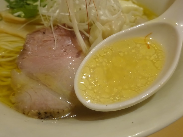 【 ご当地ラーメン 巡 】　甘えび塩ラーメン。　レギュラーメニューのなかで一番オススメなのはコレ！　スープの旨味に海老の風味、そしてワンタンにフワフワ海老しんじょ・・・うまいねえ～♪_d0396298_23131797.jpg