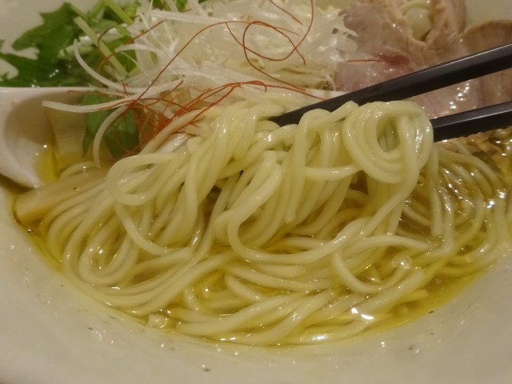 【 ご当地ラーメン 巡 】　甘えび塩ラーメン。　レギュラーメニューのなかで一番オススメなのはコレ！　スープの旨味に海老の風味、そしてワンタンにフワフワ海老しんじょ・・・うまいねえ～♪_d0396298_23215818.jpg