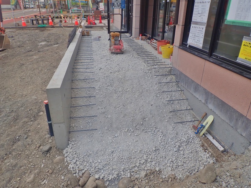 会館の改修工事　玄関アプローチではコンクリートの打設準備でした_c0336902_20574066.jpg