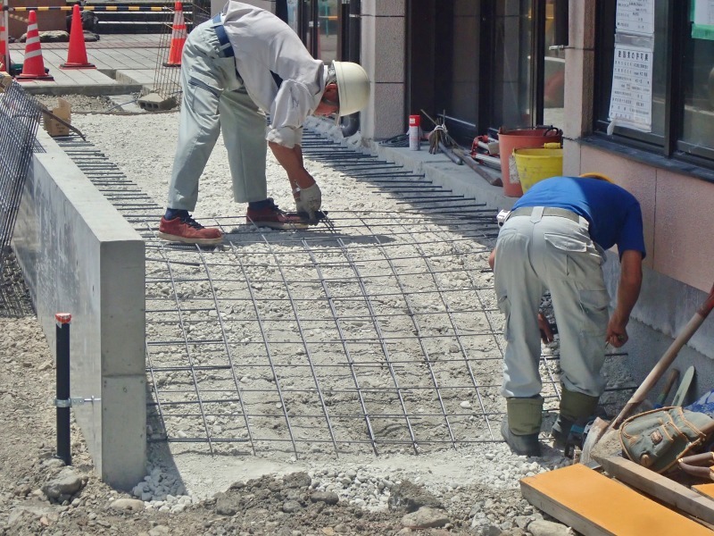会館の改修工事　玄関アプローチではコンクリートの打設準備でした_c0336902_20574587.jpg