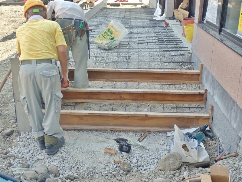会館の改修工事　玄関アプローチではコンクリートの打設準備でした_c0336902_20574850.jpg