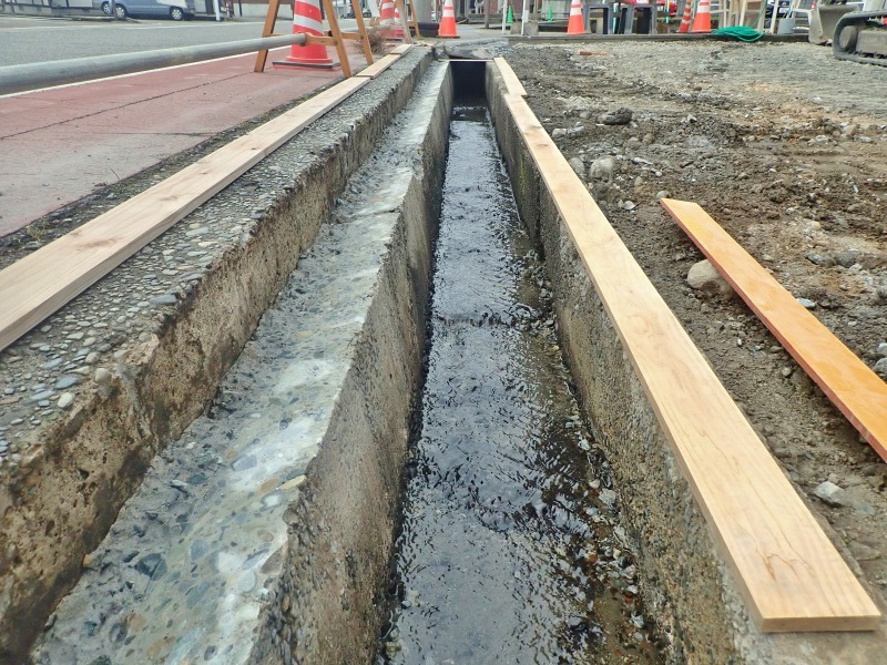 急ピッチで水路の改修工事が進められています_c0336902_18204558.jpg