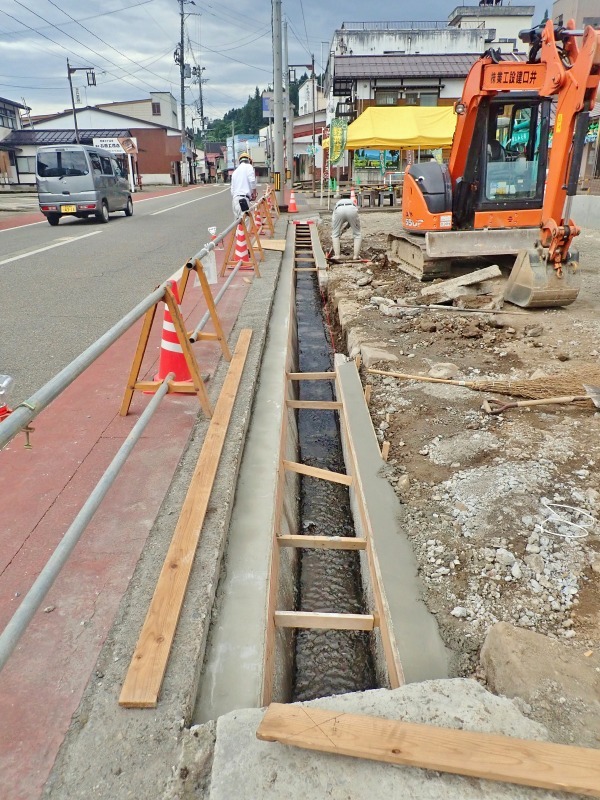 金曜日 水路工事では残っていた側壁を作ります_c0336902_20030739.jpg