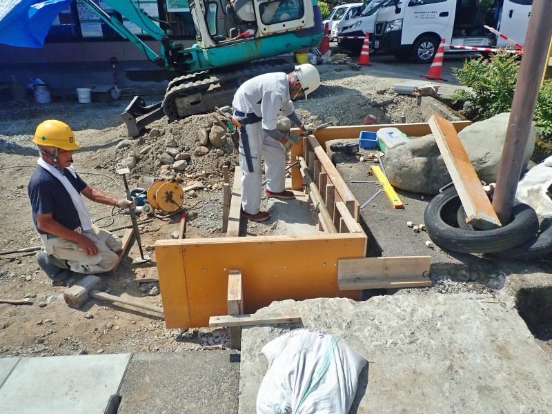 29日の水路工事では…いよいよ蓋掛け工事に!_c0336902_17412572.jpg
