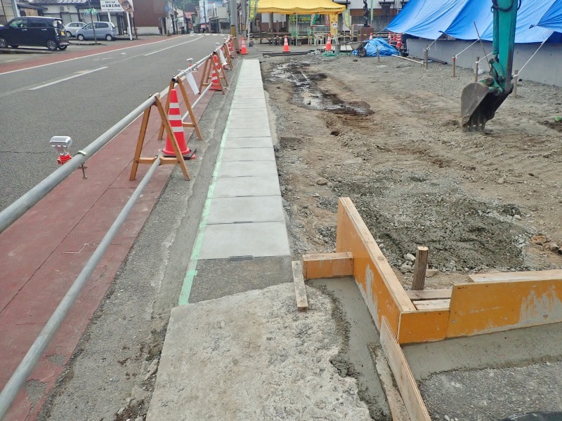 29日の水路工事では…いよいよ蓋掛け工事に!_c0336902_17412850.jpg