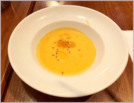 ラッキー君ありし日は何度も足を運んだマザームーンカフェ、店内はお初_d0017632_14031265.jpeg