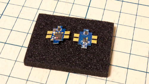 模型／DCC］ 「KATO 先頭車用デコーダー（減光機能付）を取り付けるが