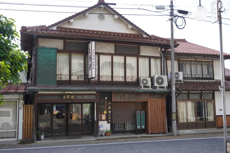 街路を挟む二棟の伝統的旅館建築-雲南木次・天野館_a0385880_09530428.jpg