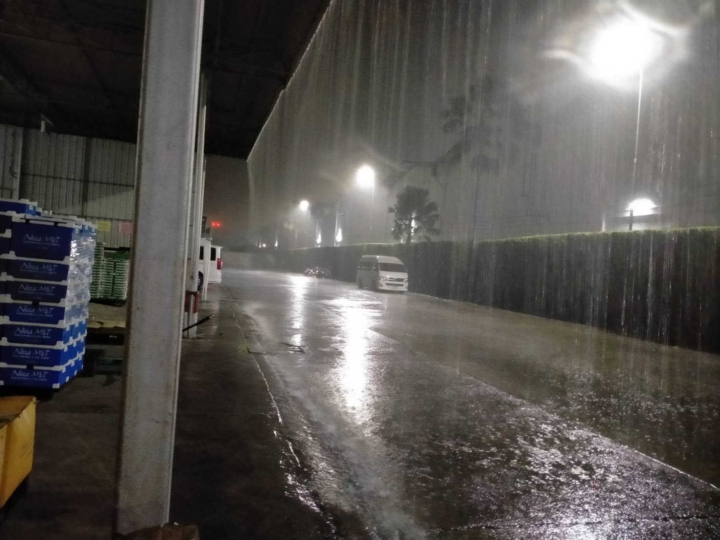 戻り梅雨の日本と雨季のタイランド_b0100062_06293444.jpeg