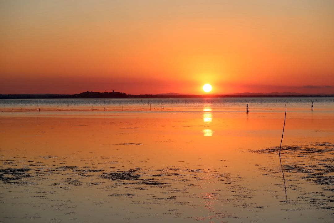 空とみどり映すトラジメーノ湖あかあかと染め夕日ゆく_f0234936_22121913.jpg