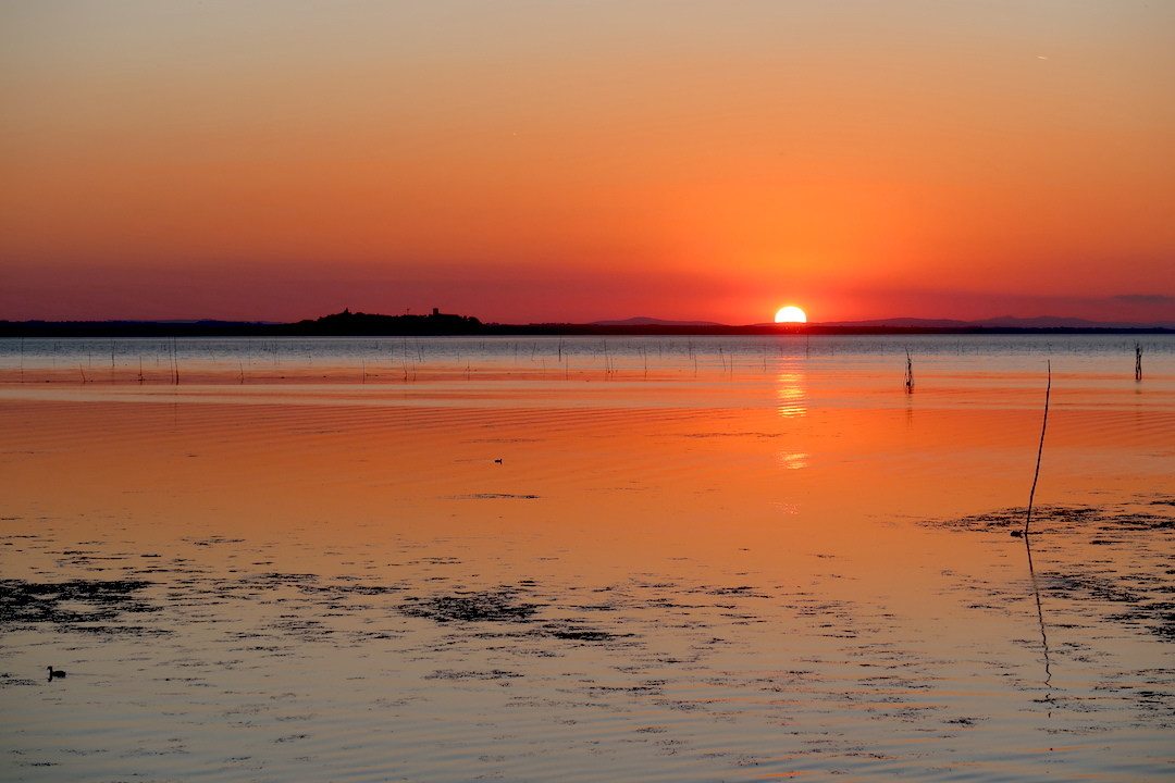 空とみどり映すトラジメーノ湖あかあかと染め夕日ゆく_f0234936_22143231.jpg