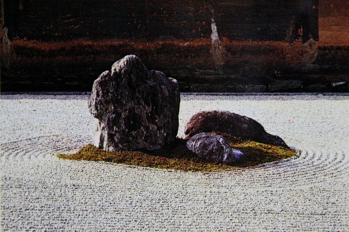 枯山水の石庭で有名な世界遺産「龍安寺の石庭」になぜ人は魅せられるのか_a0113718_20101676.jpg