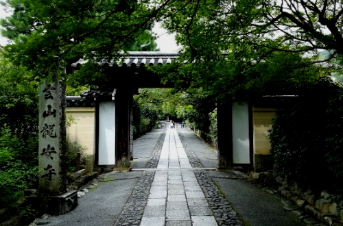 枯山水の石庭で有名な世界遺産「龍安寺の石庭」になぜ人は魅せられるのか_a0113718_20145891.jpg