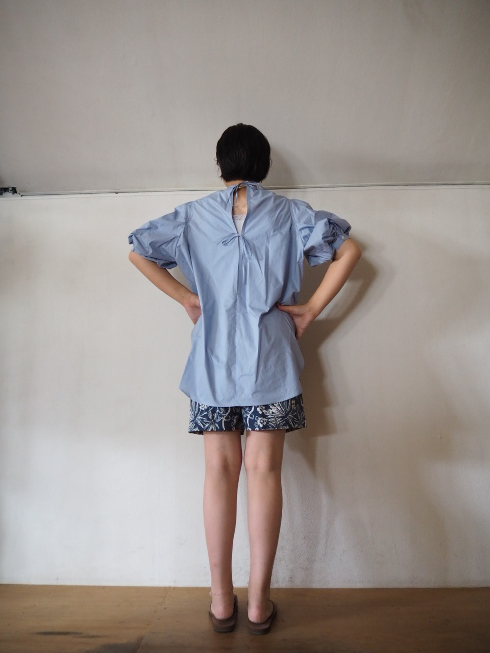 squady バックオープンパフギャザーシャツ_e0357389_11113752.jpg