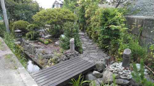 水が流れ植物も生き生き　鮫島（田子浦）のビオトープ「八相至誠の庭」_f0141310_08073176.jpg