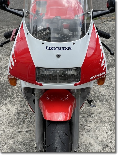 NSR250 MC28,21フロントフェンダー　赤　中古品 ホンダ NSR250R フロントフェンダー 赤 61100-KV3-7000 純正