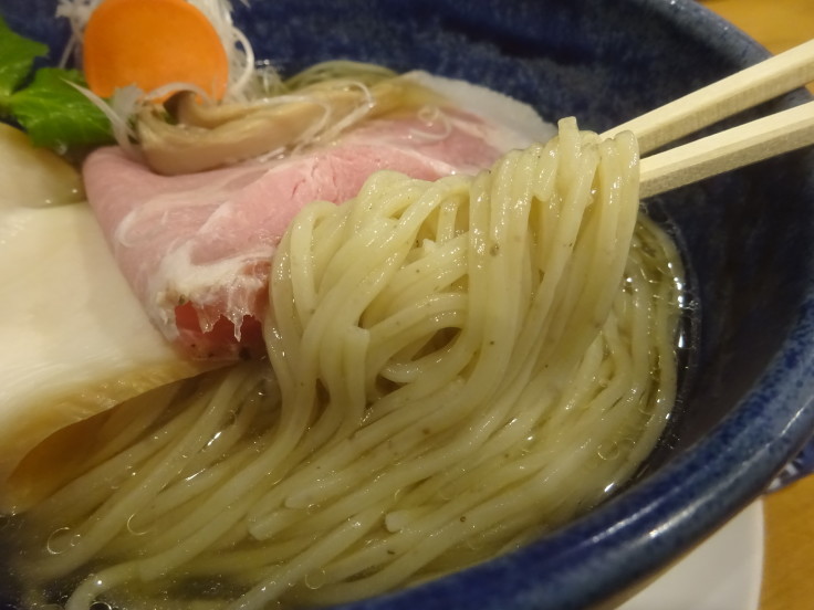 【 自家製麺 TERRA 】　冷製！塩煮干そば。　冷えたスープは煮干し魚介の染みるうまさ。　そこにTERRAの麺を泳がせていただくなんて・・・あぁうまい・・・♪_d0396298_23170560.jpg