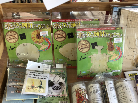 夏休み 子ども手芸1(ペーパーフラワー・折り紙・シールフェルト)_d0156706_10535725.jpg