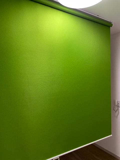 リモートワーク用の背景布として『タチカワブラインド』のロールスクリーンを設置しました by interior styling of bright_c0157866_12282218.jpg
