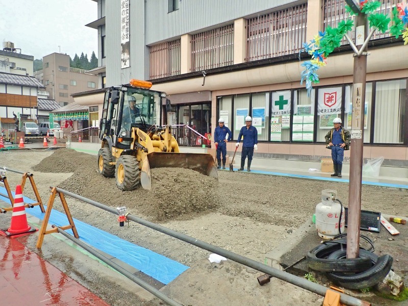 12日 駐車場の舗装工事が始まりました_c0336902_19483125.jpg