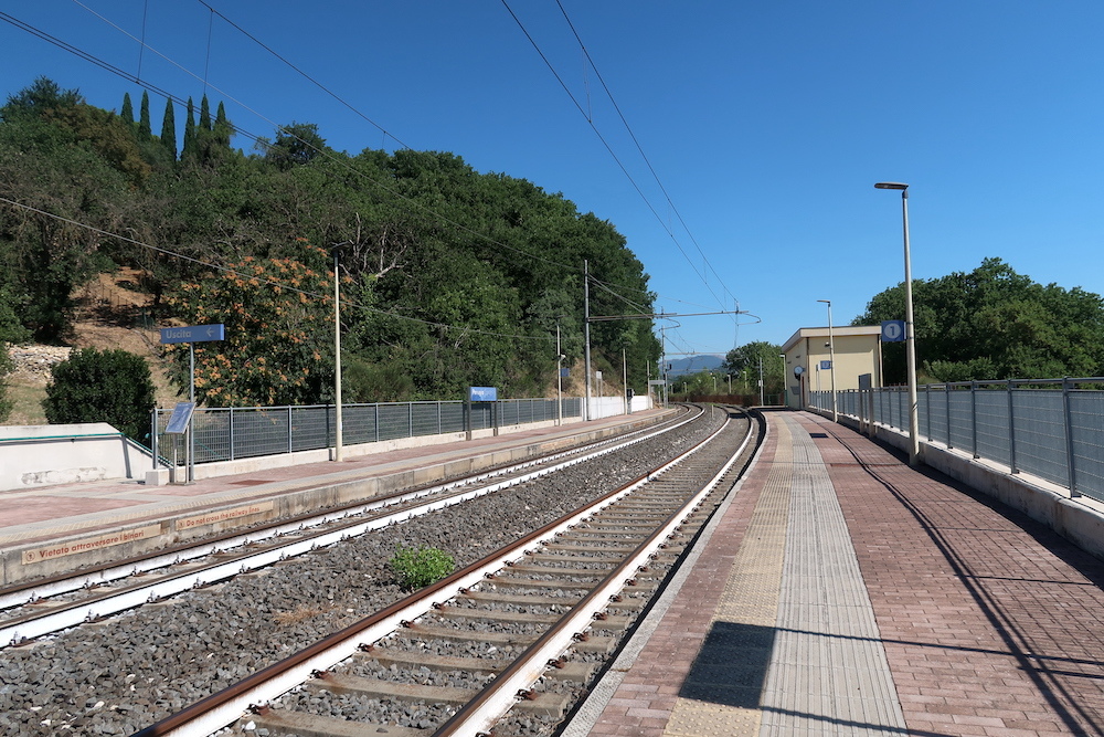 チャリンコのちびっ子も電車も走るペルージャ緑の道_f0234936_22260505.jpg