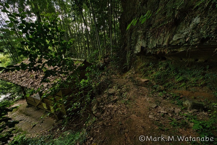 中津川稲荷大明神-社殿と小さな洞窟_e0135098_17485110.jpg