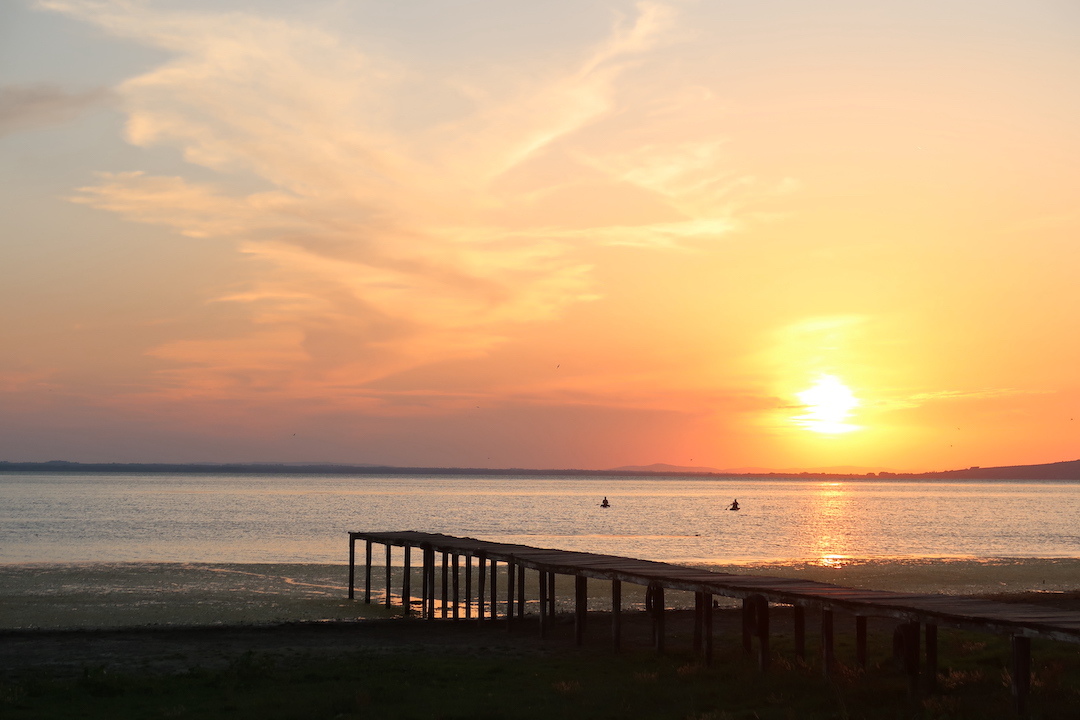 金色に輝く夕日と湖とピザとサップボード_f0234936_23545056.jpg