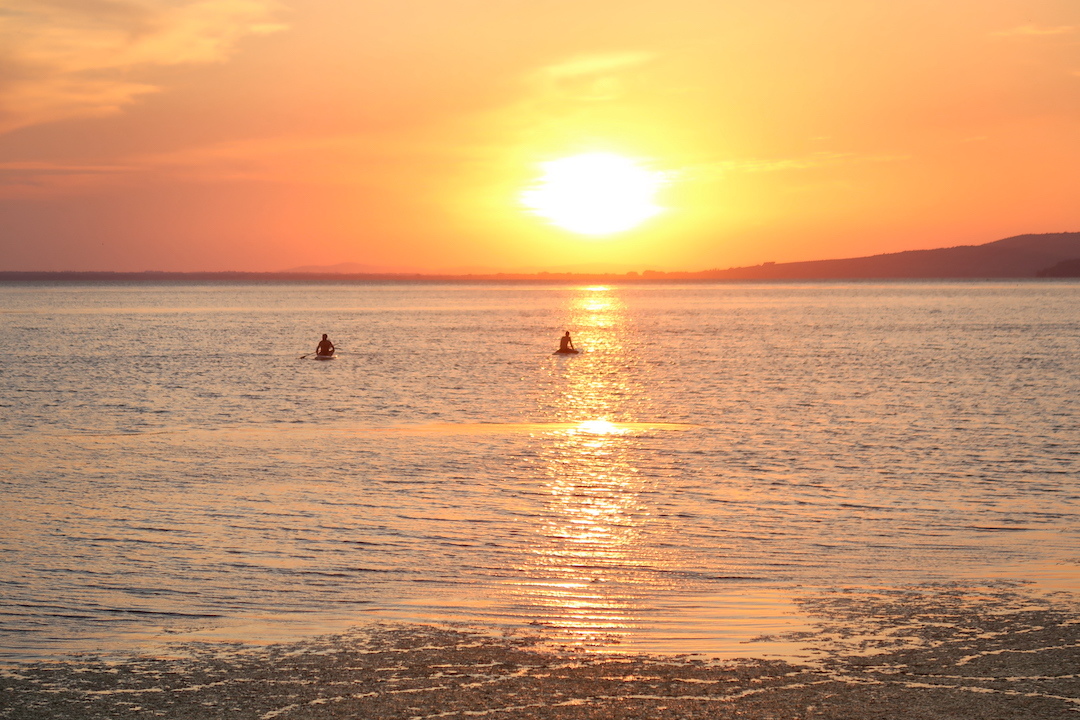 金色に輝く夕日と湖とピザとサップボード_f0234936_23561235.jpg