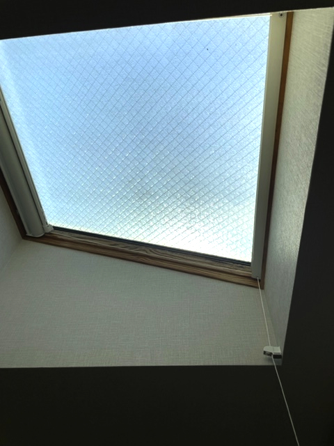 天窓に『タチカワブラインド』のロールスクリーン『ラルク傾斜窓』を納品しました　by interior styling of bright_c0157866_21064373.jpg