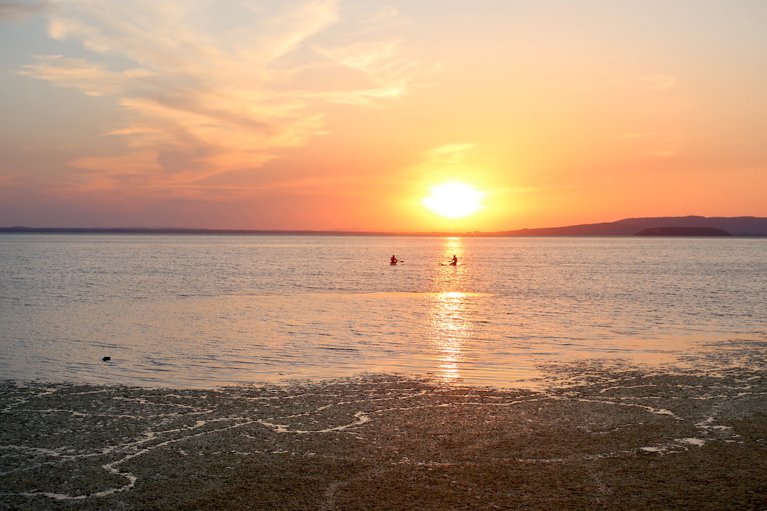 金色に輝く夕日と湖とピザとサップボード_f0234936_00135426.jpg