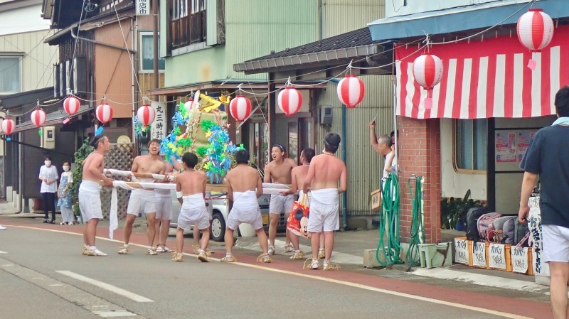 16日 夏祭りで\"樽神輿の門付け\"が回っていました_c0336902_22582491.jpg
