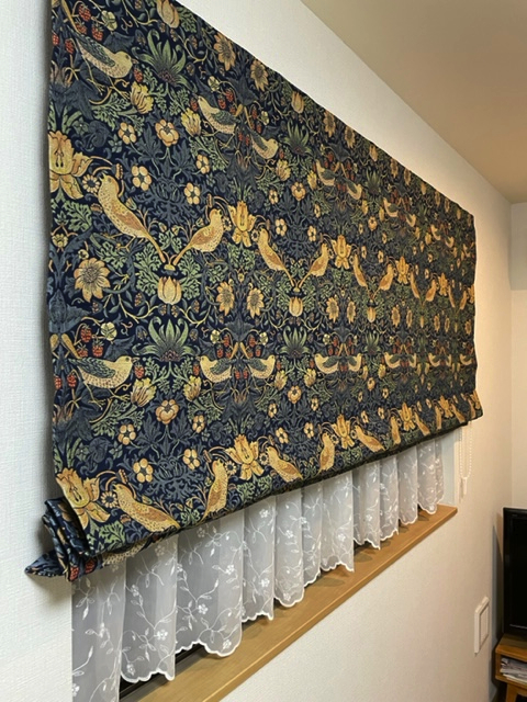 織物生地のモリス『いちご泥棒』でプレーンシェードを納めました by interior styling of bright_c0157866_21185000.jpg
