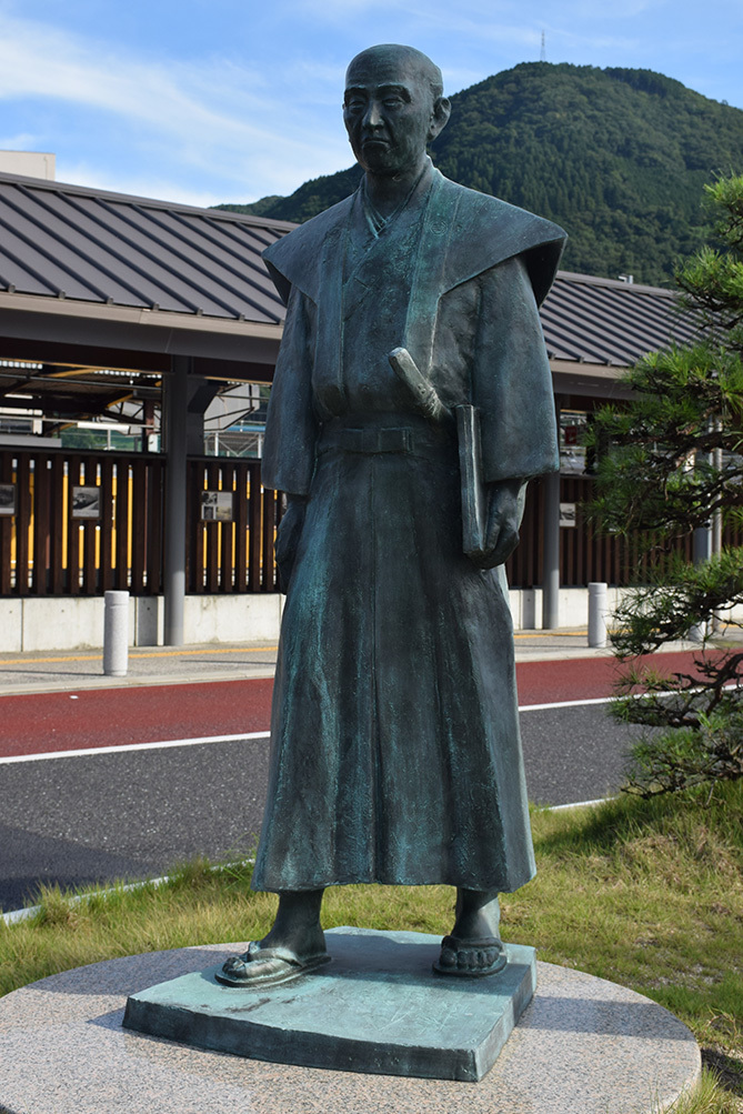 山田方谷像(JR備中高梁駅前)_e0158128_18352371.jpg