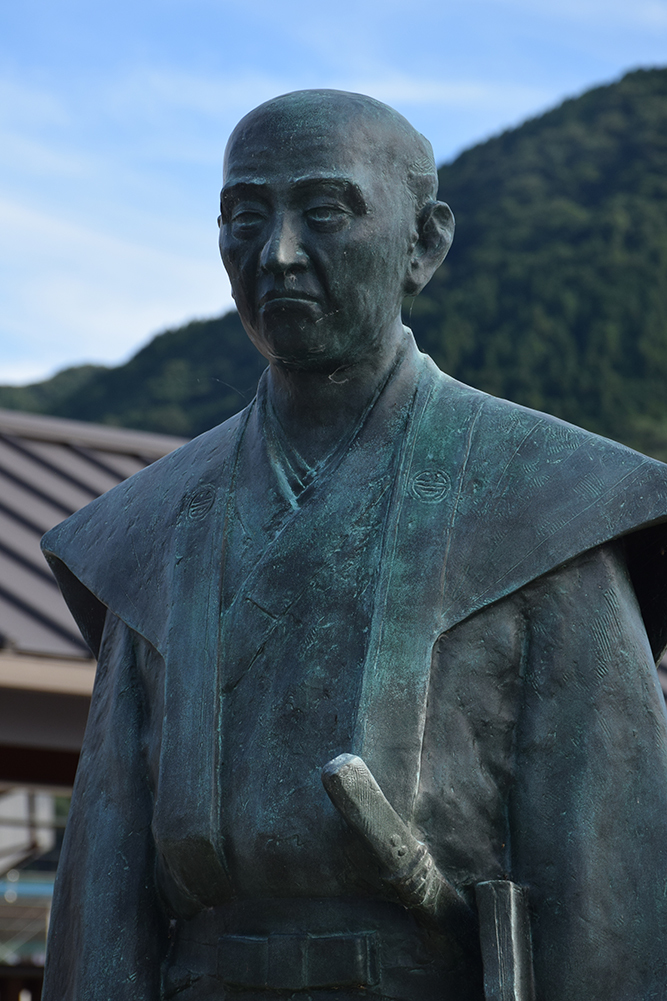 山田方谷像(JR備中高梁駅前)_e0158128_18352871.jpg