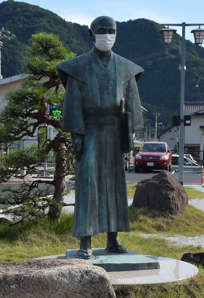 山田方谷像(JR備中高梁駅前)_e0158128_18374592.jpg