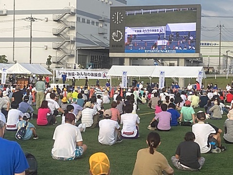 NHKの夏季巡回ラジオ体操が　陸上競技場で行われました_d0046702_20060110.jpg