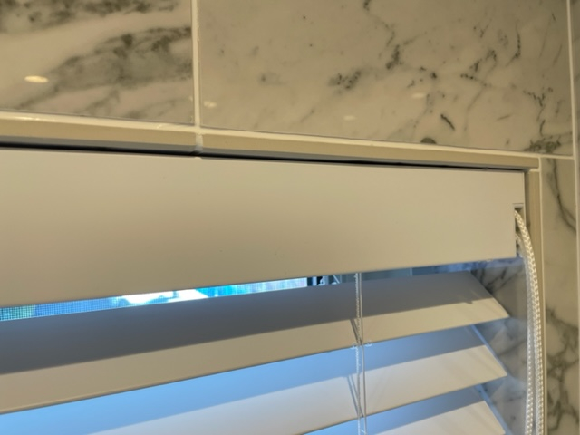 『NORMAN・ノーマン』の『グランドウッドブラインド』を浴室に納めました by interior styling of bright_c0157866_21134657.jpg