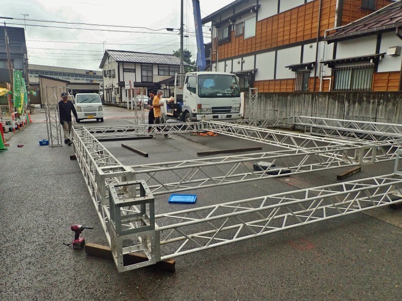 22日は借り物作業と舞台づくりでした_c0336902_18153669.jpg