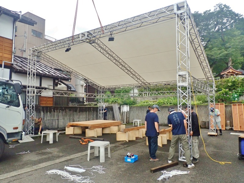 22日は借り物作業と舞台づくりでした_c0336902_18154365.jpg