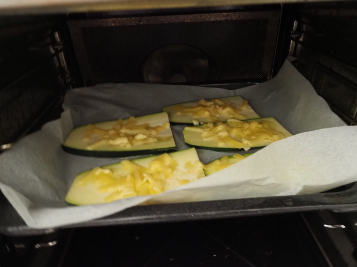 ズッキーニのチーズ焼き_c0116915_23512513.jpg