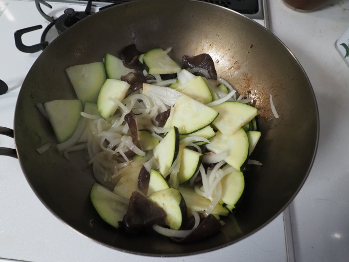 今日の収穫とその後(茄子とズッキーニのオイスター炒め)_c0116915_00043980.jpg
