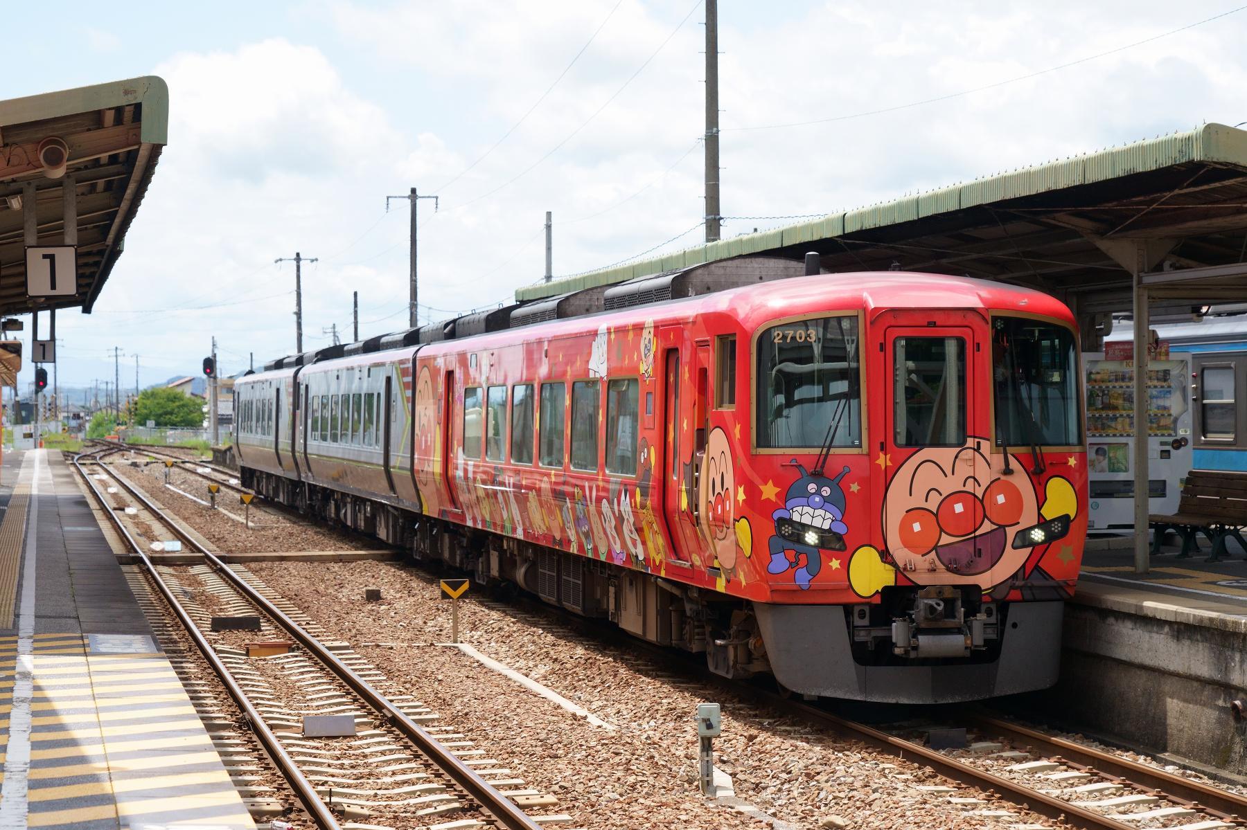 土讃線 下り37D特急南風7号と上り46D特急南風16号の交換 : 南風