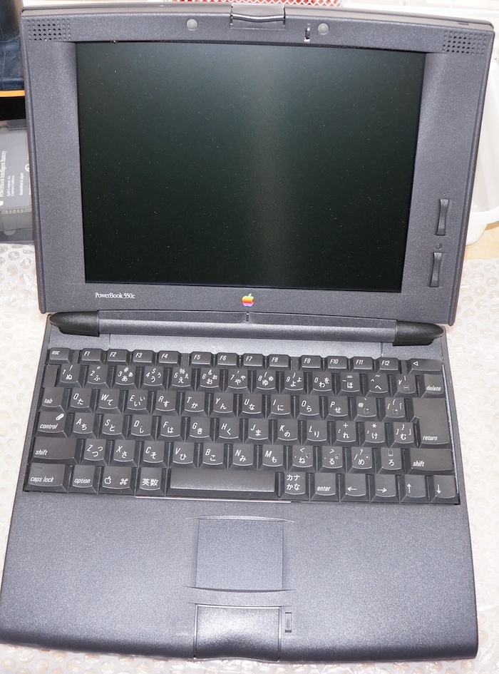 Macintosh PowerBook 550c の状態確認のために分解(Disassembly)。^o 