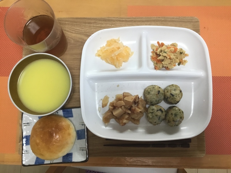 あじさい荘 朝食 高野の炒り豆腐 エビと野菜の肉団子 筍煮 大根サラダ パン コーンスープ 今日の献立