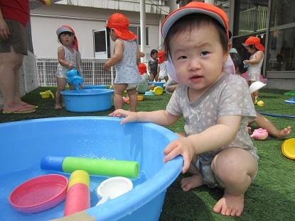すずらん組1歳の夏…水遊びの様子_c0212598_15225667.jpg