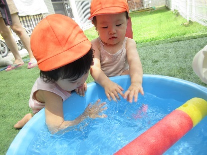 すずらん組1歳の夏…水遊びの様子_c0212598_15235804.jpg