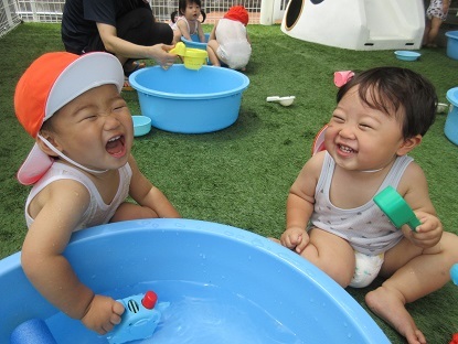 すずらん組1歳の夏…水遊びの様子_c0212598_15243730.jpg